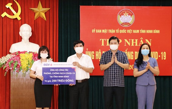 Ủy ban MTTQ Việt Nam tỉnh Ninh Bình  tiếp nhận ủng hộ phòng, chống dịch COVID- 19