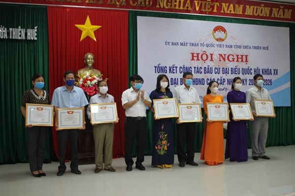 Thừa Thiên-Huế: Khen thưởng 9 tập thể và 20 cá nhân có thành tích trong công tác bầu cử