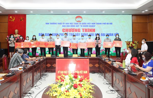 Ủy ban MTTQ TP Hà Nội bàn giao kinh phí hỗ trợ xây dựng 100 nhà Đại đoàn kết