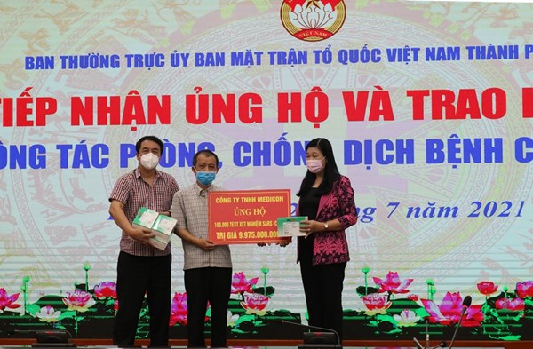 Hà Nội tiếp nhận 100 nghìn bộ test nhanh Covid-19 “made in Vietnam”
