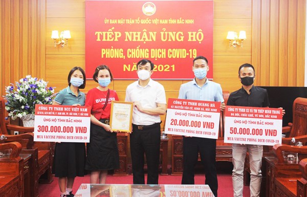 Ủy ban MTTQ tỉnh Bắc Ninh tiếp nhận ủng hộ Quỹ mua vắc xin phòng dịch COVID-19