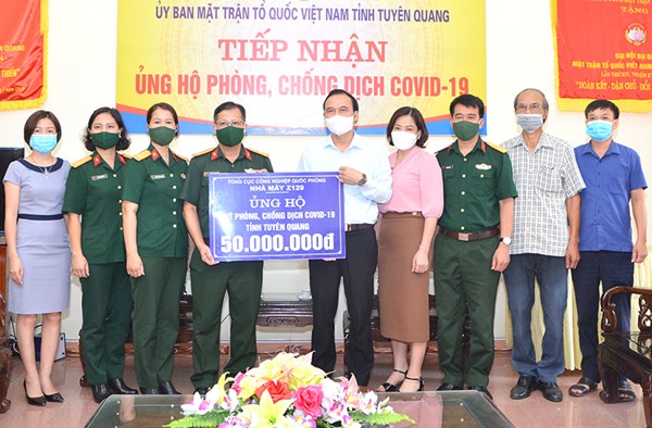 Ủy ban MTTQ tỉnh Tuyên Quang tiệp nhận ủng hộ  phòng chống dịch Covid-19