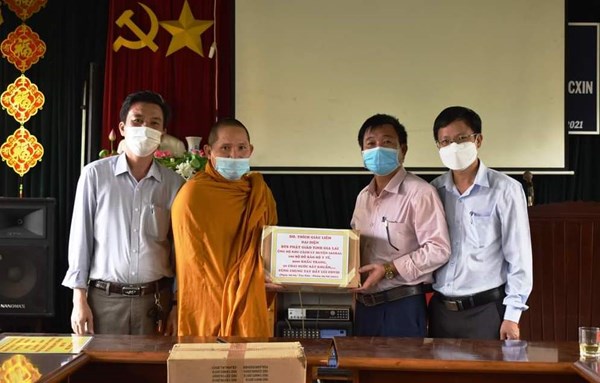  Ia Grai: Ban trị sự Giáo hội Phật giáo Việt Nam tỉnh Gia Lai tặng vật dụng y tế cho khu cách ly