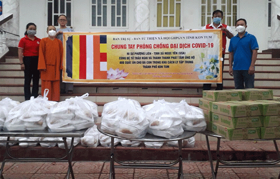 Ban Trị sự Giáo hội Phật giáo Việt Nam tỉnh Kon Tum chung tay phòng chống dịch Covid-19 từ những suất cơm nghĩa tình
