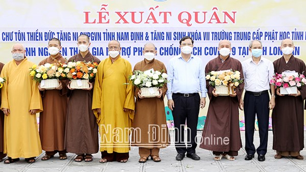 Nam Định: Tiễn các tăng, ni “cởi áo cà sa khoác áo blouse trắng lên đường phòng, chống dịch”