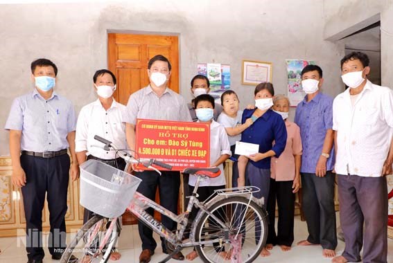 MTTQ tỉnh Ninh Bình trao quà cho học sinh nghèo vượt khó huyện Nho Quan