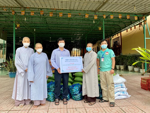 Ủy ban MTTQ tỉnh Đồng Nai trao tặng quà hỗ trợ người dân khó khăn do đại dịch Covid-19
