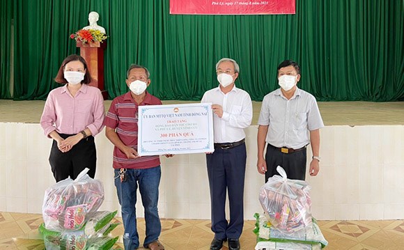 Đồng Nai: Tiếp tục tặng quà hỗ trợ người dân vượt qua khó khăn vì dịch bệnh