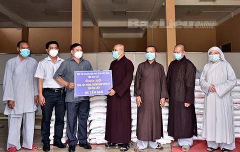 Giáo hội Phật giáo Việt Nam tỉnh Bạc Liêu hỗ trợ 5 tấn gạo cho các địa phương phục vụ người dân từ vùng dịch về
