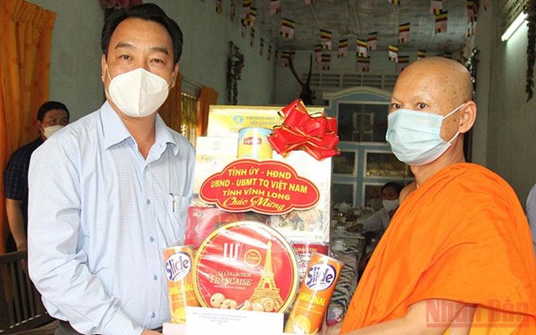 Lãnh đạo tỉnh Vĩnh Long, Cà Mau chúc mừng lễ Sene Dolta của đồng bào dân tộc Khmer