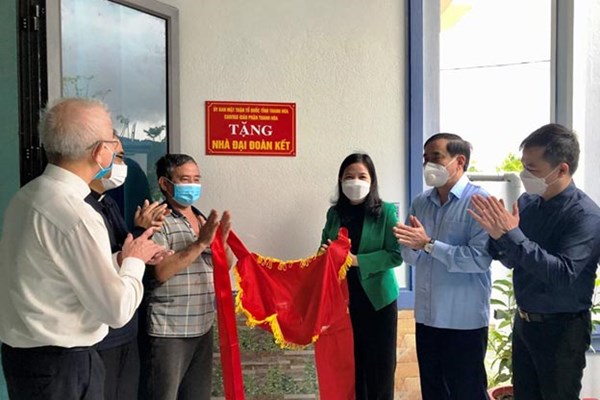 Ủy ban MTTQ tỉnh Thanh Hóa trao nhà đại đoàn kết cho giáo dân sinh sống tại giáo xứ Yên Khánh