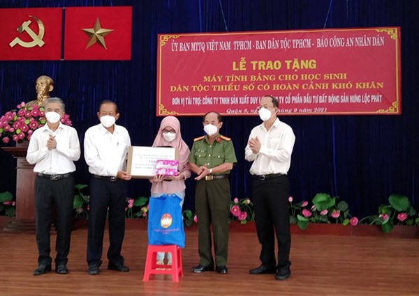 TP.Hồ Chí Minh trao tặng máy tính bảng hỗ trợ học sinh dân tộc thiểu số