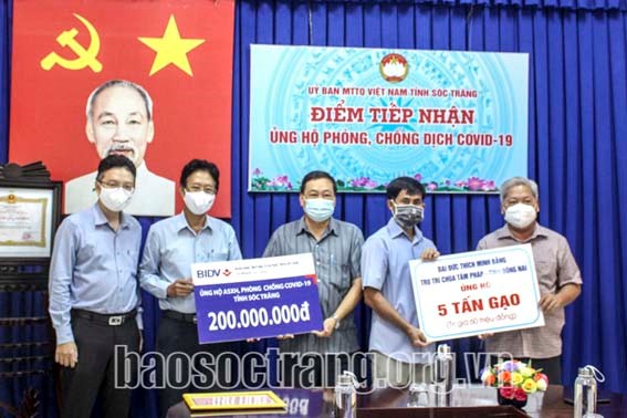 Ủy ban MTTQ Việt Nam tỉnh Sóc Trăng tiếp nhận 200 triệu đồng và 5 tấn gạo ủng hộ phòng, chống dịch Covid-19