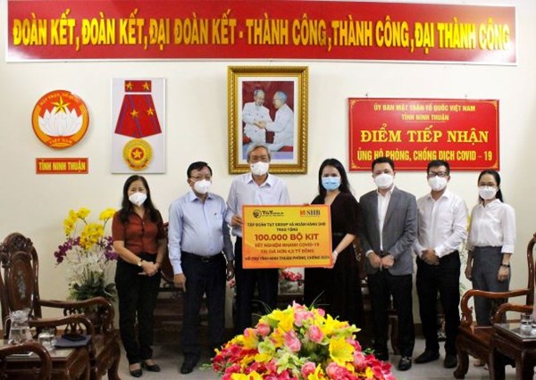 Ủy ban MTTQ Việt Nam tỉnh Ninh Thuận tiếp nhận 100.000 bộ Kit xét nghiệm nhanh COVID-19 