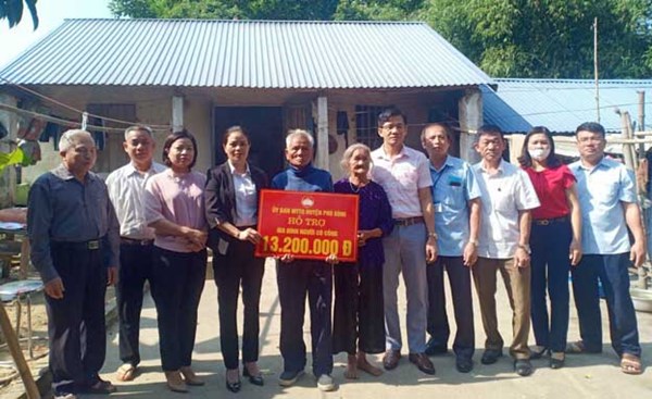 MTTQ huyện Phú Bình trao tiền hỗ trợ cho 3 hộ nghèo
