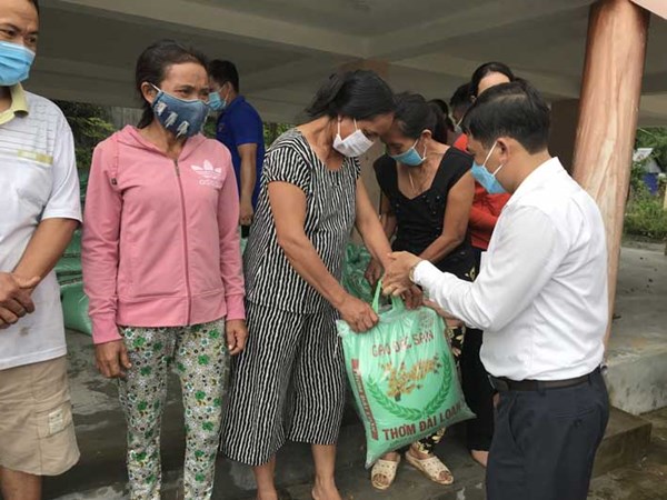Ủy ban MTTQ tỉnh Bình Định trao trên 1.400 suất quà cho học sinh, người dân bị ảnh hưởng bởi mưa bão