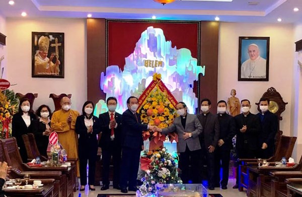 Phó Chủ tịch Ủy ban Trung ương MTTQ Việt Nam Ngô Sách Thực chúc mừng chức sắc Công giáo tại Tòa Giám mục Thanh Hóa nhân dịp Lễ Giáng sinh