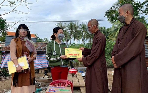 Ban Trị sự Giáo hội Phật giáo tỉnh Phú Yên thăm, tặng quà cho các gia đình do mưa lũ