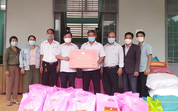 Gia Lai: Trao 352 túi an sinh cho người dân thị xã Ayun Pa, huyện Phú Thiện và Đak Pơ
