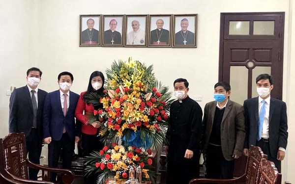Uỷ ban Mặt trận Tổ quốc Việt Nam thành phố Hà Nội  tặng quà bà con giáo dân có hoàn cảnh khó khăn nhân dịp Giáng sinh năm 2021
