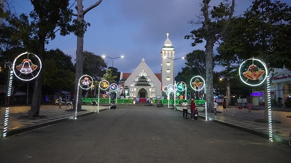 Bà Rịa – Vũng Tàu: Các giáo xứ, nhà thờ lung linh ánh đèn chờ đón Giáng sinh 
