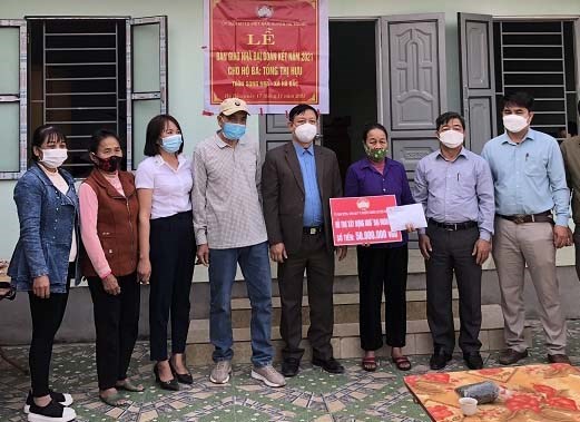Thanh Hóa: Bàn giao nhà đại đoàn kết cho các hộ nghèo huyện Hà Trung
