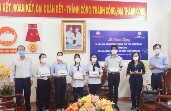 Ủy ban MTTQ Việt Nam tỉnh Ninh Thuận tổ chức Lễ tiếp nhận trao tặng quà cho học sinh, bàn giao nhà ở cho hộ nghèo