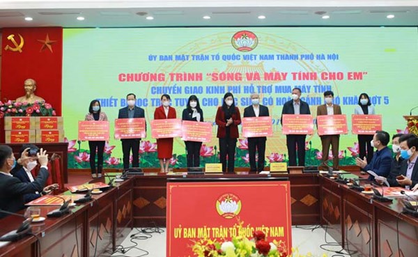 TP Hà Nội: Tiếp tục trao tặng hơn 1.000 thiết bị để học trực tuyến