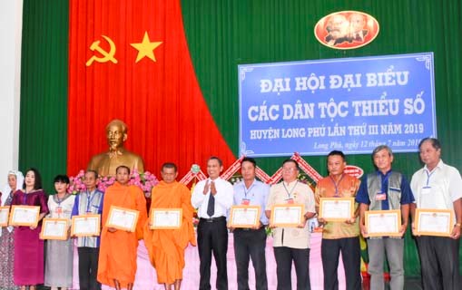 Phát huy vai trò của người có uy tín thực hiện công tác giảm nghèo trong đồng bào dân tộc thiểu số