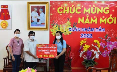 Ủy ban MTTQ Việt Nam tỉnh Ninh Thuận tiếp nhận ủng hộ quà Tết Nhâm Dần 2022