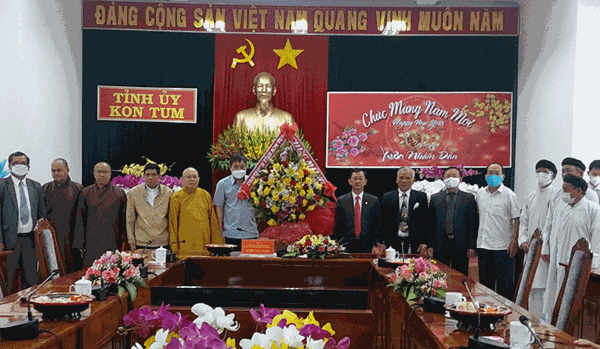 Đoàn đại biểu các tầng lớp Nhân dân tỉnh Kon Tum đi thăm, tặng quà Tỉnh ủy Kon Tum
