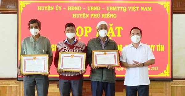 Ủy ban MTTQ huyện Phú Riềng (Bình Phước) họp mặt chức sắc, chức việc, già làng, người có uy tín tiêu biểu