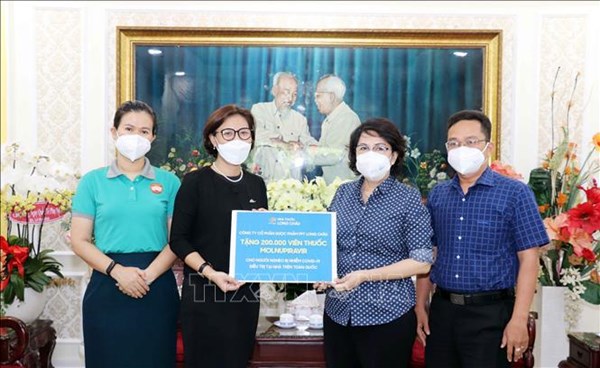Ủy ban MTTQ Thành phố Hồ Chí Minh tiếp nhận ủng hộ chương trình tặng thuốc điều trị COVID-19 cho người nghèo