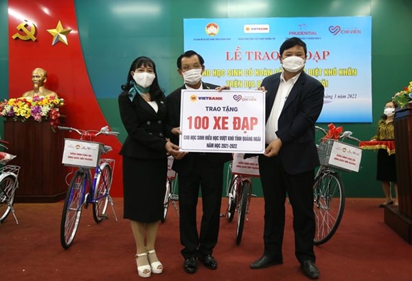 Trao tặng xe đạp cho học sinh khó khăn ở Quảng Ngãi