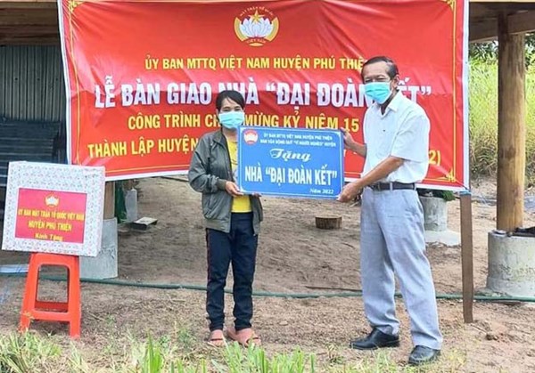 MTTQ huyện Phú Thiện bàn giao 2 căn nhà "Đại đoàn kết" cho hộ nghèo