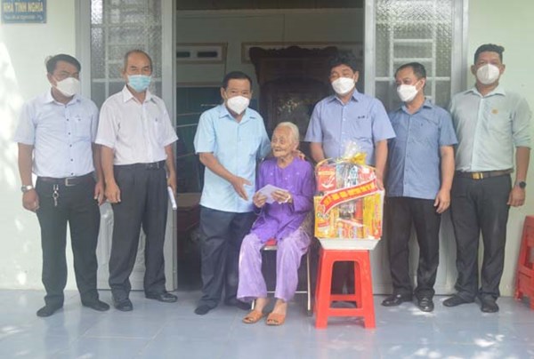 Ủy ban MTTQ tỉnh Tây Ninh thăm gia đình chính sách trên địa bàn thị xã Hoà Thành 
