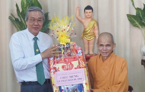 Chủ tịch Ủy ban MTTQ tỉnh Ninh Thuận thăm, chúc mừng nhân Đại lễ Phật đản năm 2022