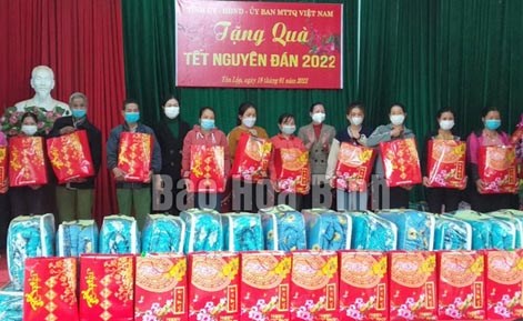 Hòa Bình: Uỷ ban MTTQ huyện Lạc Sơn trao 1.725 suất quà Tết cho người nghèo, hộ khó khăn