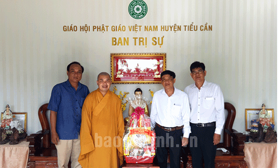 UBMTTQ Việt Nam tỉnh Trà Vinh thăm, chúc mừng tết Thượng Nguyên