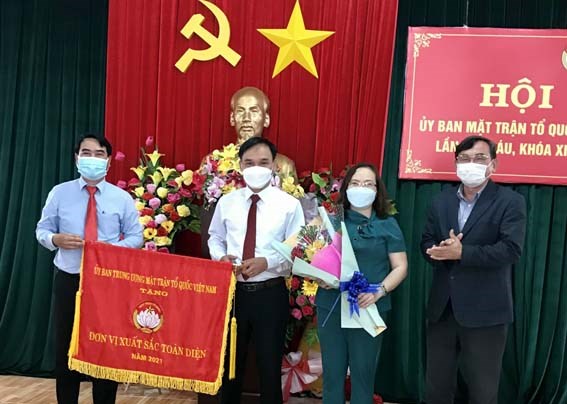 Mặt trận Phú Yên nhận cờ thi đua xuất sắc toàn diện của UBTƯ MTTQ Việt Nam