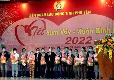 Phó Chủ tịch Ngô Sách Thực trao quà 'Tết sum vầy-Xuân bình an' tại Phú Yên