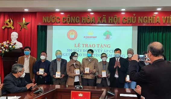 Lâm Đồng: Trao tặng 500 máy đo huyết áp của tập đoàn Kingsport cho người cao tuổi