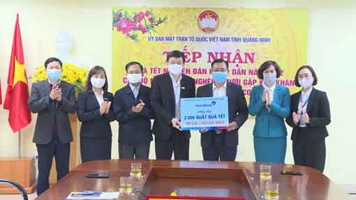 Vietinbank chi nhánh Quảng Ninh tặng 2.000 suất quà cho người khó khăn