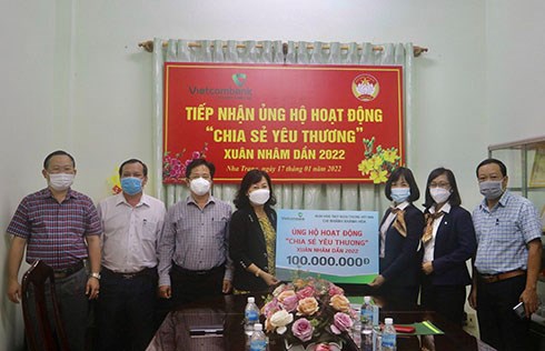 UBMTTQ Việt Nam TP. Nha Trang tiếp nhận 100 triệu đồng ủng hộ hoạt động "Chia sẻ yêu thương" Xuân Nhâm Dần 2022