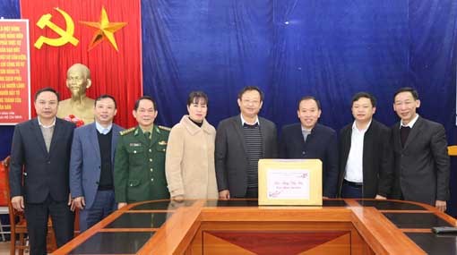 Chủ tịch Ủy ban MTTQ Việt Nam tỉnh Lào Cai Giàng Seo Vần thăm, tặng quà Tết tại huyện Si Ma Cai