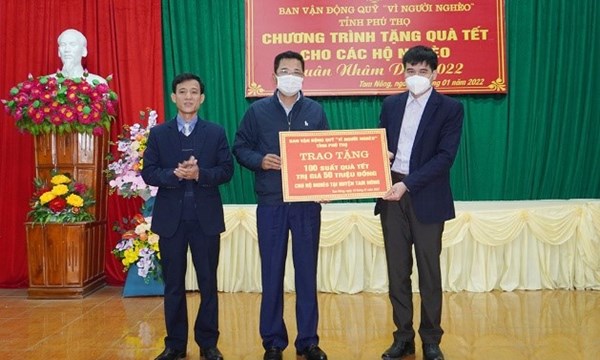 Trao 100 suất quà Tết cho các hộ nghèo tại huyện Tam Nông