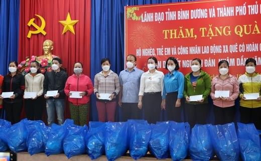 Bình Dương: Mang Tết tới mọi nhà, mọi người