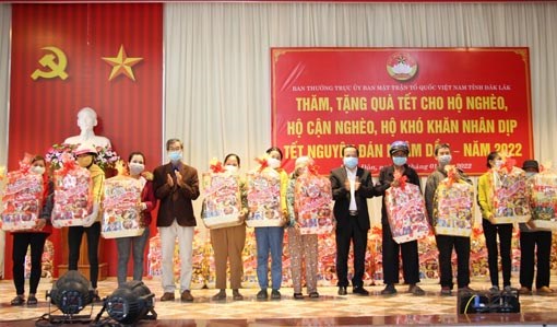 Ủy ban MTTQ Việt Nam tỉnh Đắk Lắk tặng quà Tết tại các huyện biên giới