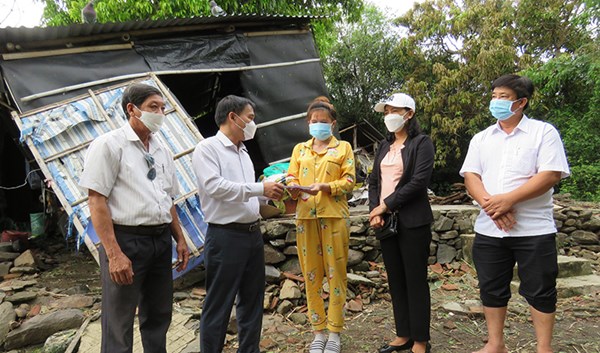 Ủy ban MTTQ tỉnh Phú Yên và huyện Tuy An thăm, hỗ trợ 2 gia đình có người chết và 3 gia đình có nhà bị sập hoàn toàn