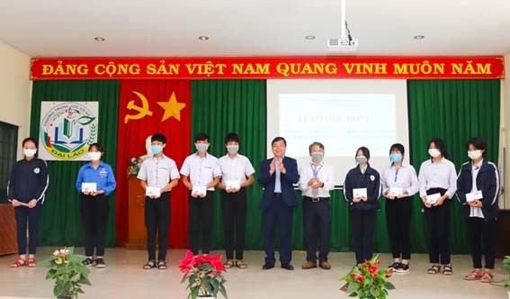 Bảo Lộc: Trao tặng 260 suất học bổng cho học sinh khó khăn